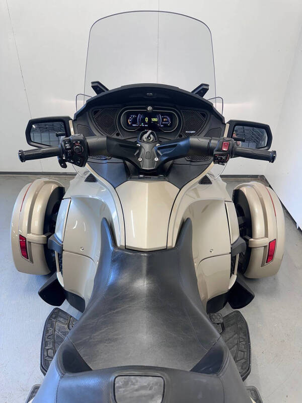 2018 Can-Am Spyder RT Champagne Dark