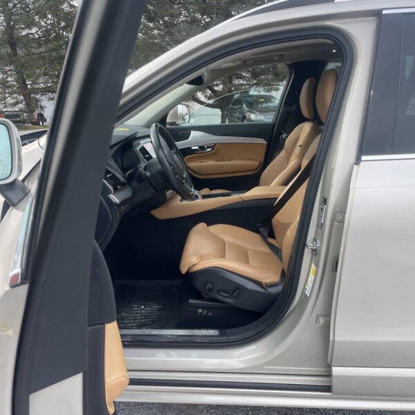 2016 Volvo XC90 T8 eAWD Momentum