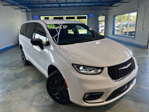 2024 Chrysler Pacifica Touring