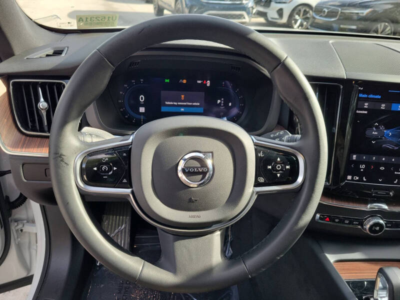 2023 Volvo XC60 B5 Plus Dark Theme
