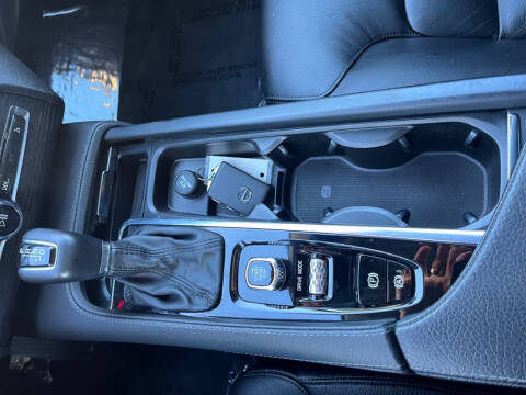 2020 Volvo XC90 T6 Momentum 6-Passenger