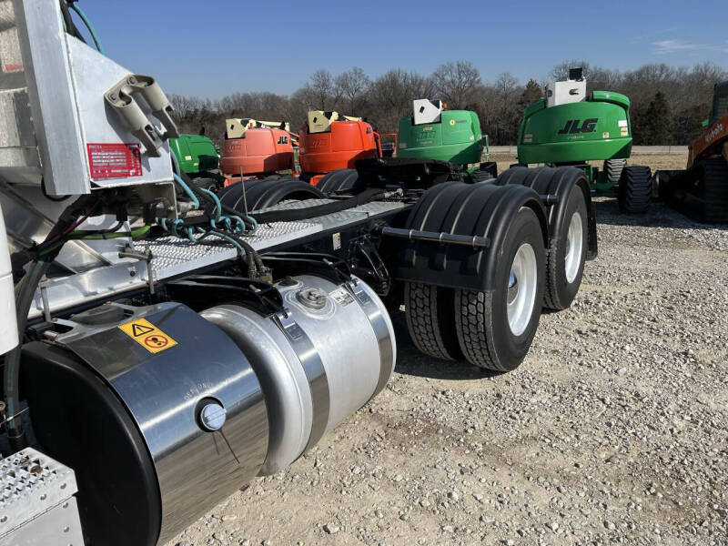 2019 Peterbilt 567 Road Tractor