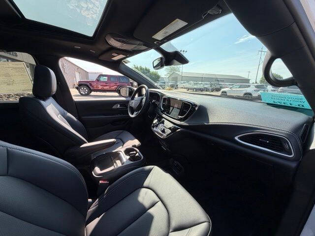 2027 Chrysler Pacifica Select