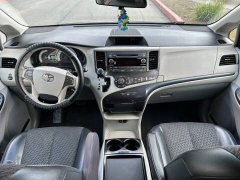 2011 Toyota Sienna SE 8-Passenger