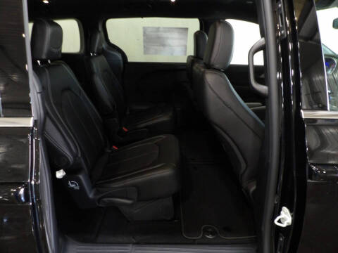2027 Chrysler Pacifica Select