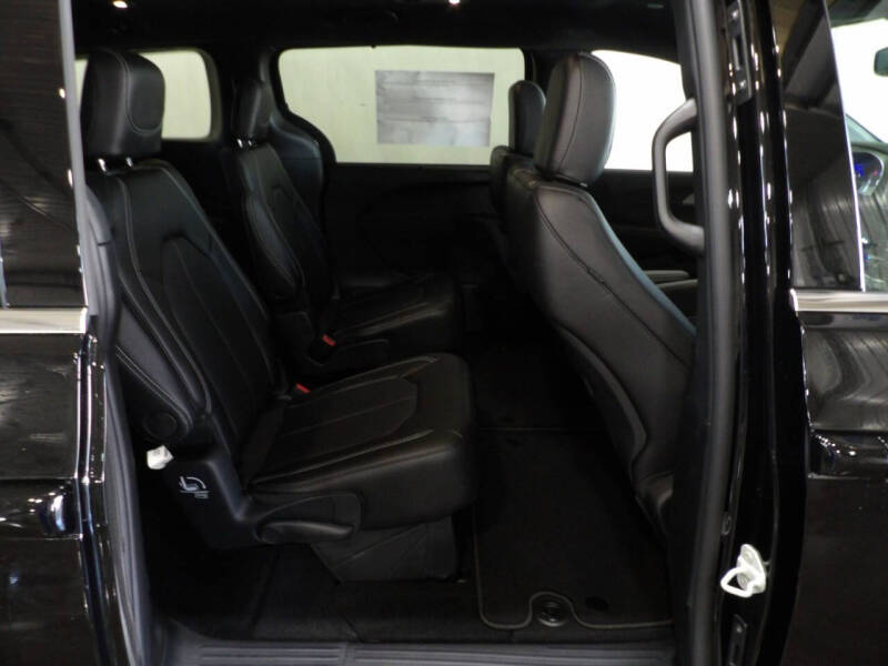 2027 Chrysler Pacifica Select