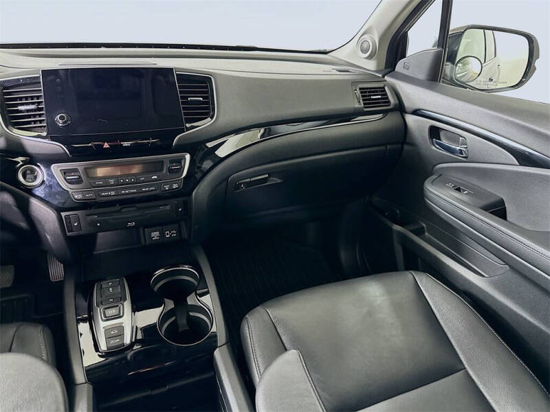 2019 Honda Pilot Touring w/Rear Captain's Chairs