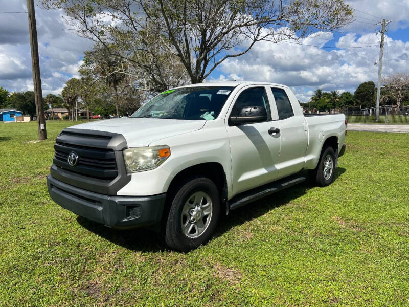 2014 Toyota Tundra SR's photo