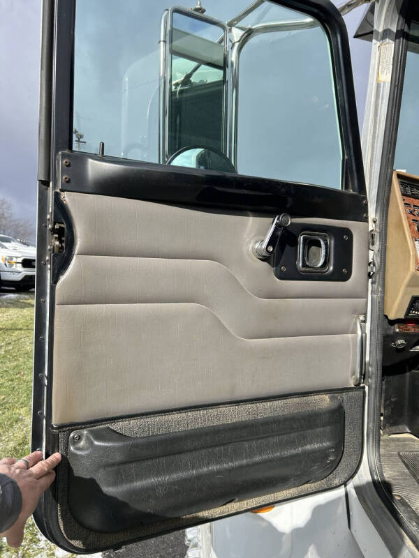 2006 Peterbilt 335 Mechanic's Truck