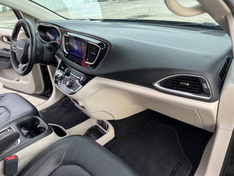 2017 Chrysler Pacifica Touring-L Plus