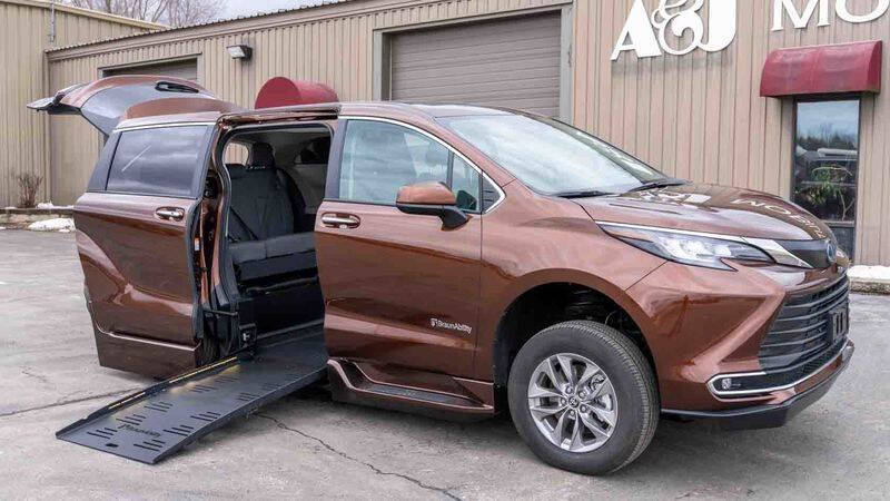 2023 Toyota Sienna XLE's photo