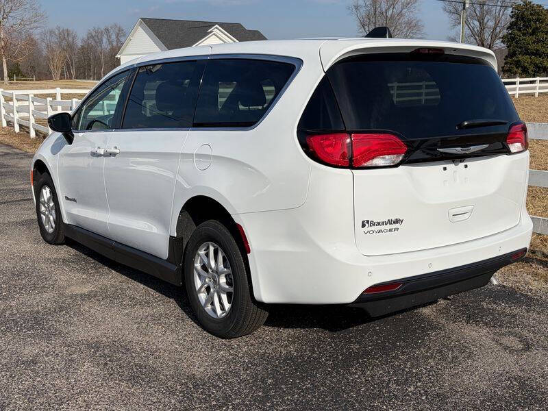 2025 Chrysler Voyager LX