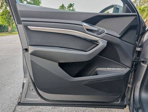 2021 Audi e-tron quattro Premium