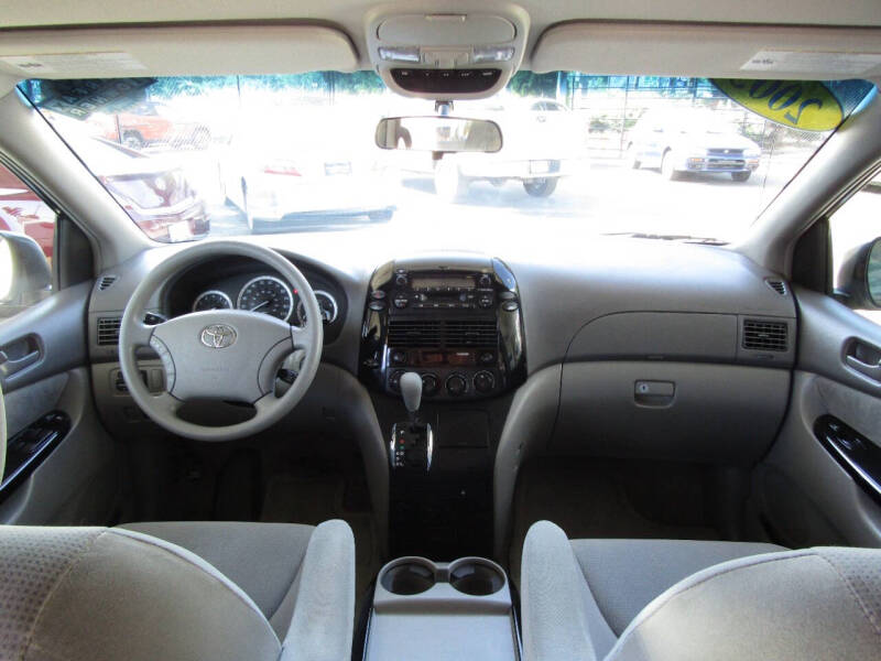 2005 Toyota Sienna LE 7 Passenger