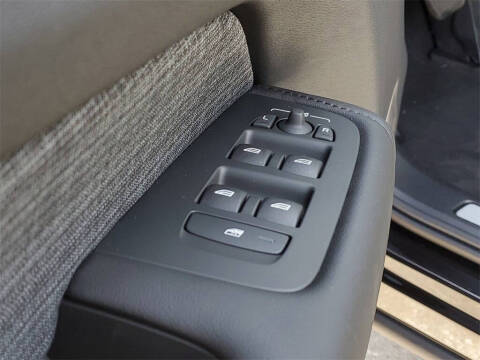 2025 Volvo XC60 B5 Core Dark Theme