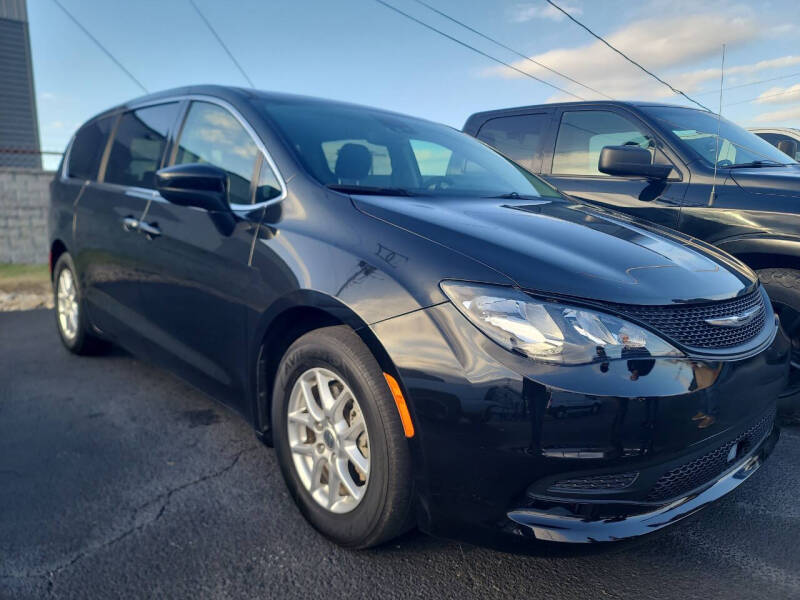 2023 Chrysler Voyager LX's photo