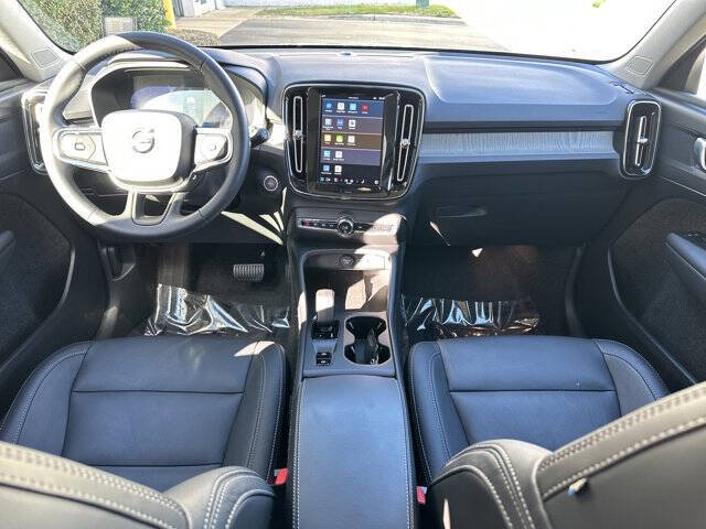 2025 Volvo XC40 B5 Core Bright Theme