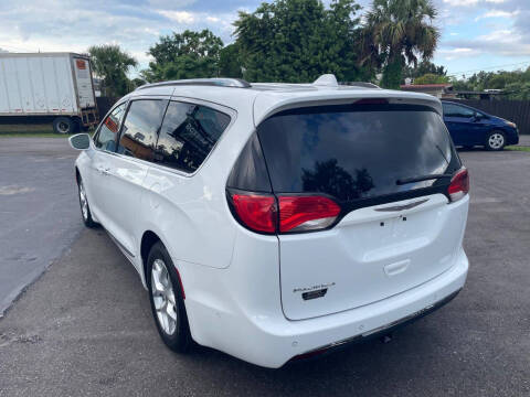 2017 Chrysler Pacifica Touring-L Plus