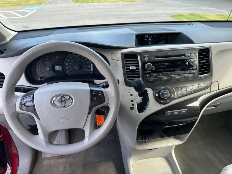 2014 Toyota Sienna LE 8-Passenger