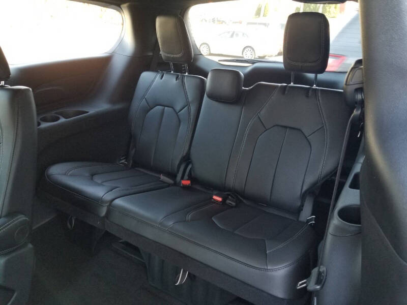 2026 Chrysler Pacifica Select