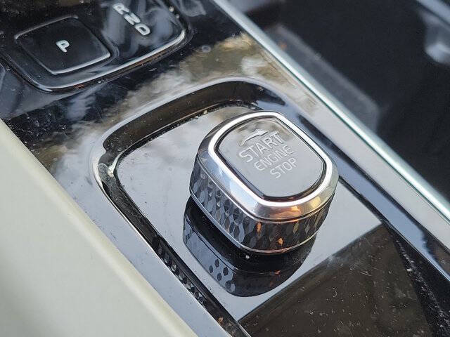 2024 Volvo XC60 B5 Core Dark Theme