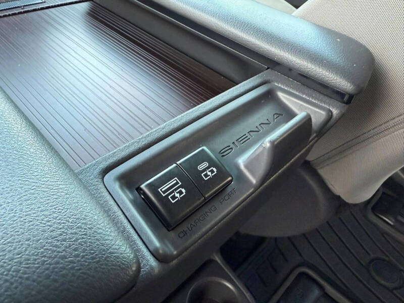 2021 Toyota Sienna LE 8-Passenger