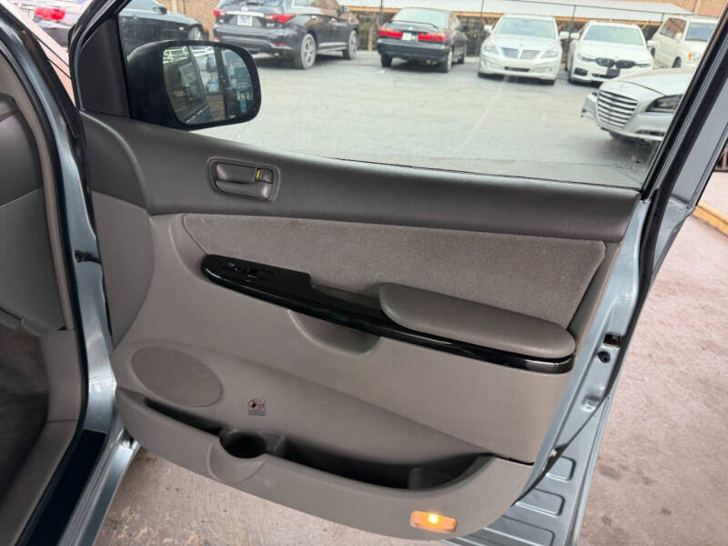 2005 Toyota Sienna LE 8 Passenger