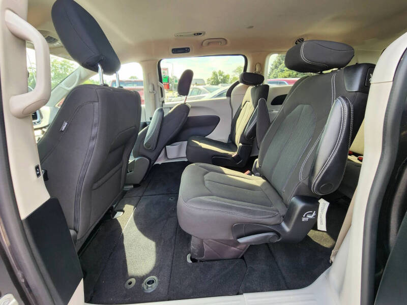 2022 Chrysler Voyager LX