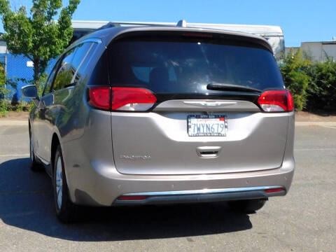 2017 Chrysler Pacifica Touring-L