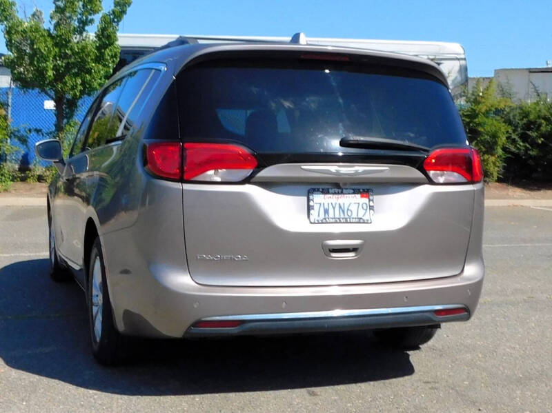 2017 Chrysler Pacifica Touring-L