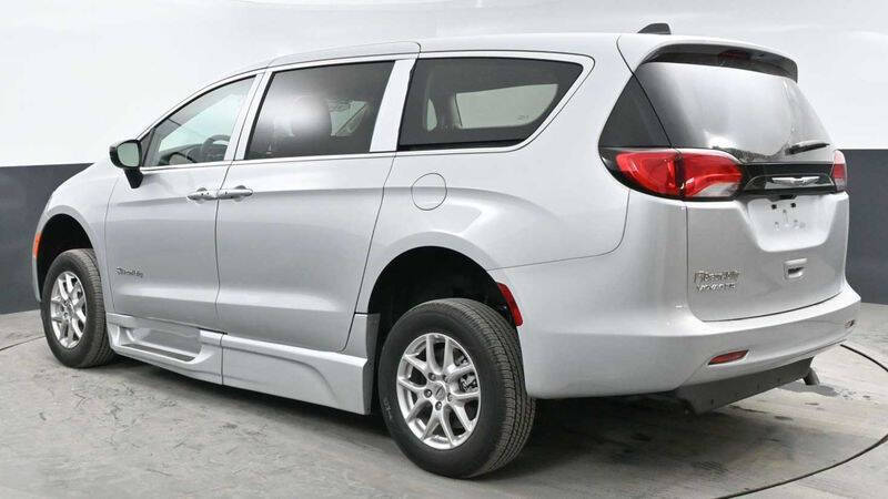 2024 Chrysler Voyager LX