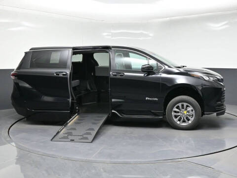 2026 Toyota Sienna LE 8-Passenger