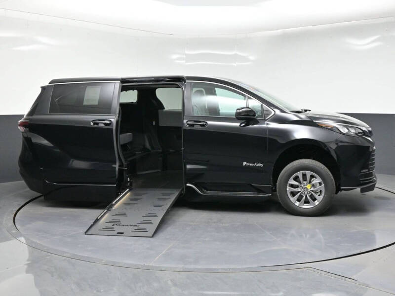 2026 Toyota Sienna LE 8-Passenger