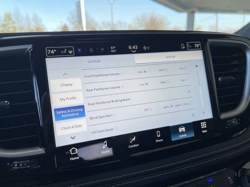 2026 Chrysler Pacifica Select