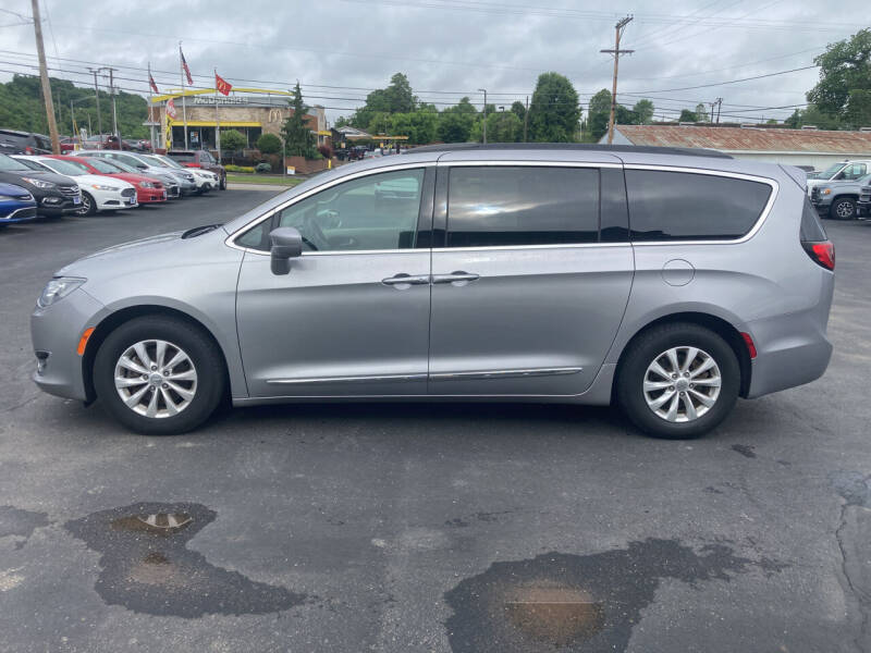 2017 Chrysler Pacifica Touring-L photo 5