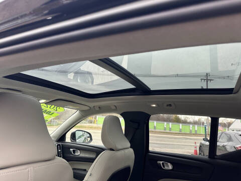 2023 Volvo XC40 B5 Plus Bright Theme