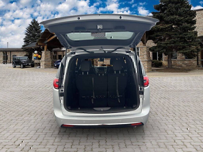 2026 Chrysler Pacifica Select