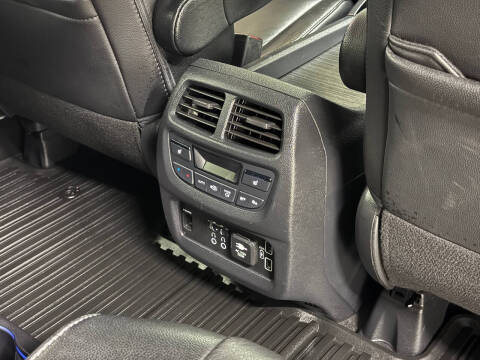 2019 Honda Pilot Touring w/Rear Captain's Chairs