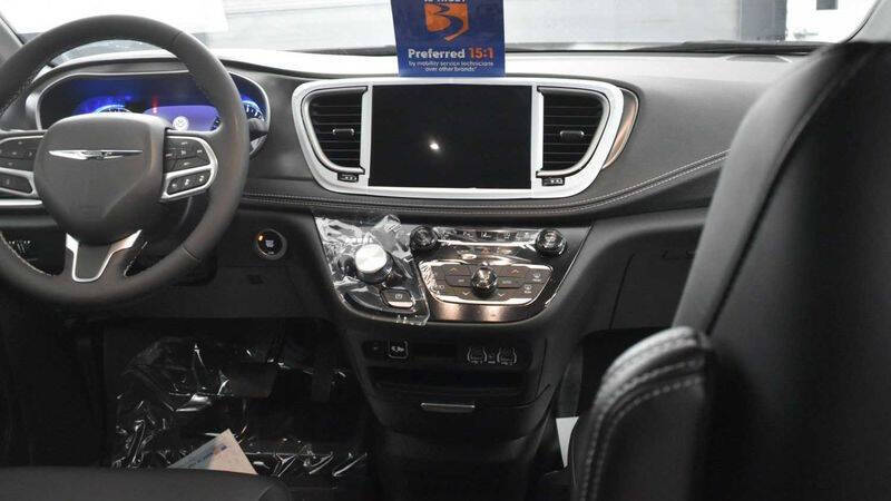 2025 Chrysler Pacifica Select