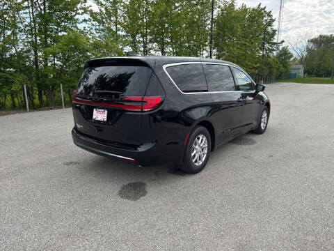 2027 Chrysler Pacifica Select