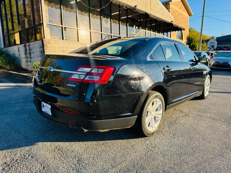 2017 Ford Taurus SE photo 4