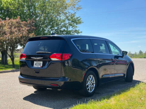 2022 Chrysler Voyager LX