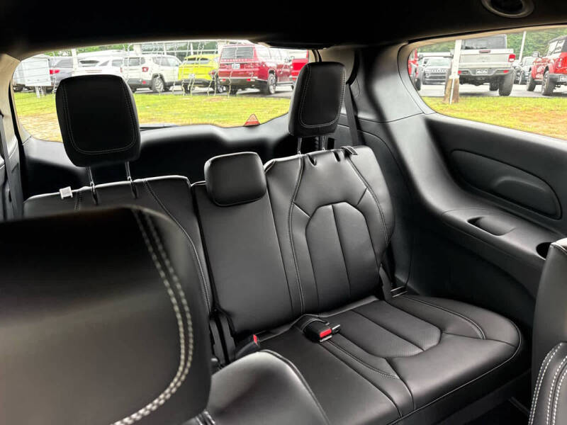 2027 Chrysler Pacifica Select