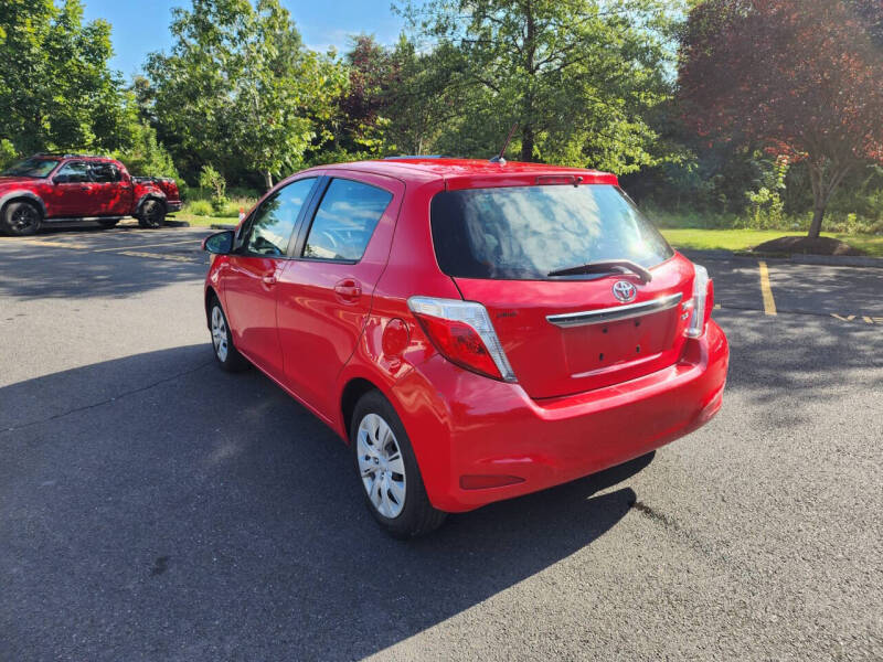2012 Toyota Yaris 5-Door LE