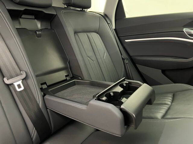 2022 Audi e-tron quattro Premium