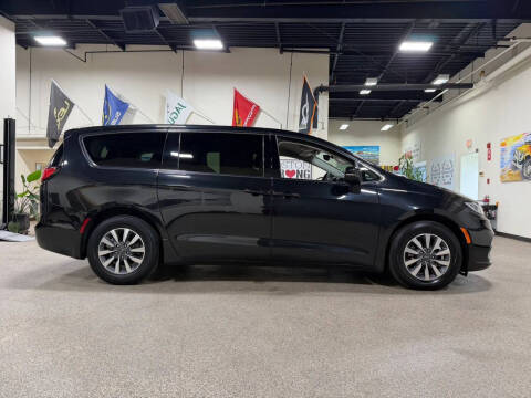 2023 Chrysler Pacifica Plug-In Hybrid Touring L