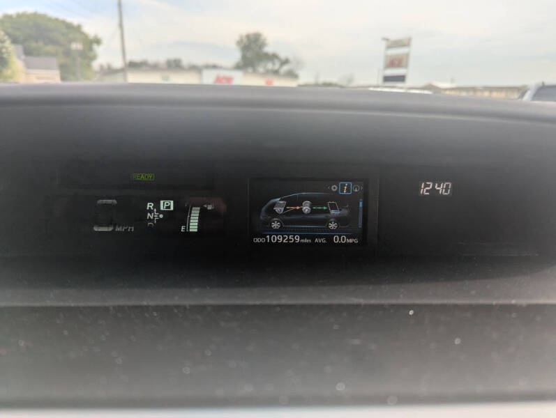 2017 Toyota Prius v Four