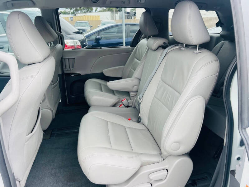 2017 Toyota Sienna XLE 8-Passenger
