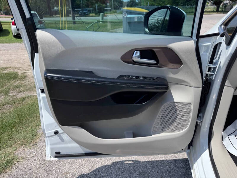2022 Chrysler Voyager LX