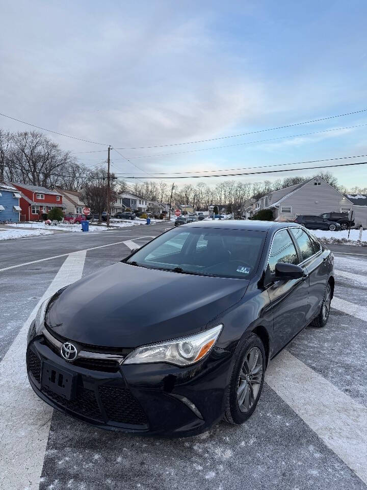 2016 Toyota Camry SE's photo